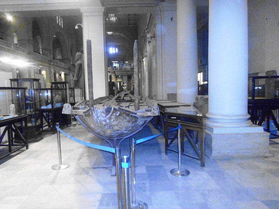 Follow axes, interruptions and framed distances to understand which objects a gallery makes visually related.